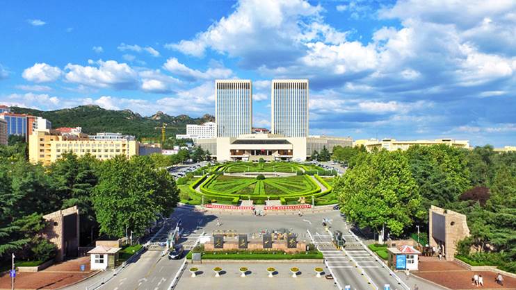 伟德国际英国正门花坛图片